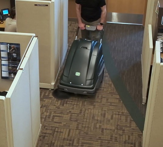 Nettoyage d’un bureau par le balai Scout 7 de Nobles